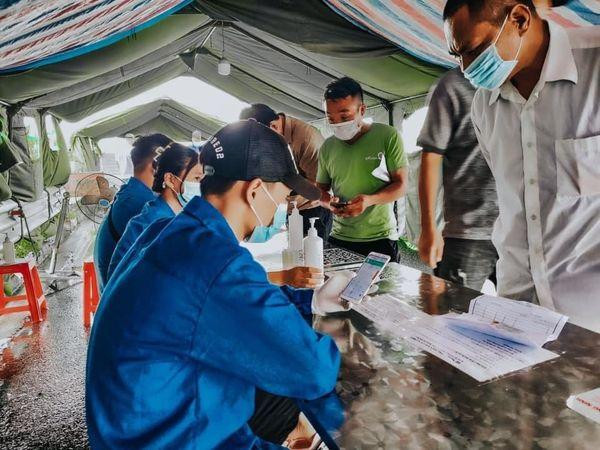 Tại các chốt trực, thanh niên tình nguyện đảm bảo có mặt 24/24 giờ hỗ trợ người dân