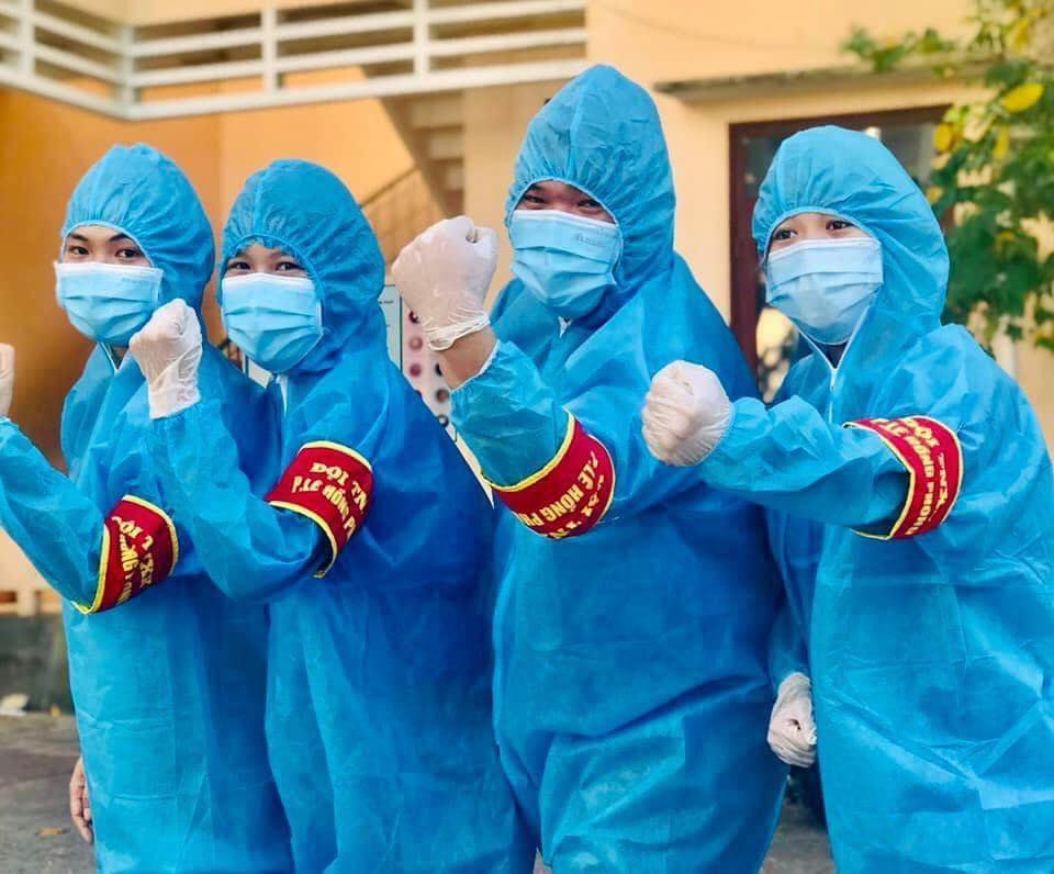 Thanh niên tình nguyện hỗ trợ lấy mẫu xét nghiệm