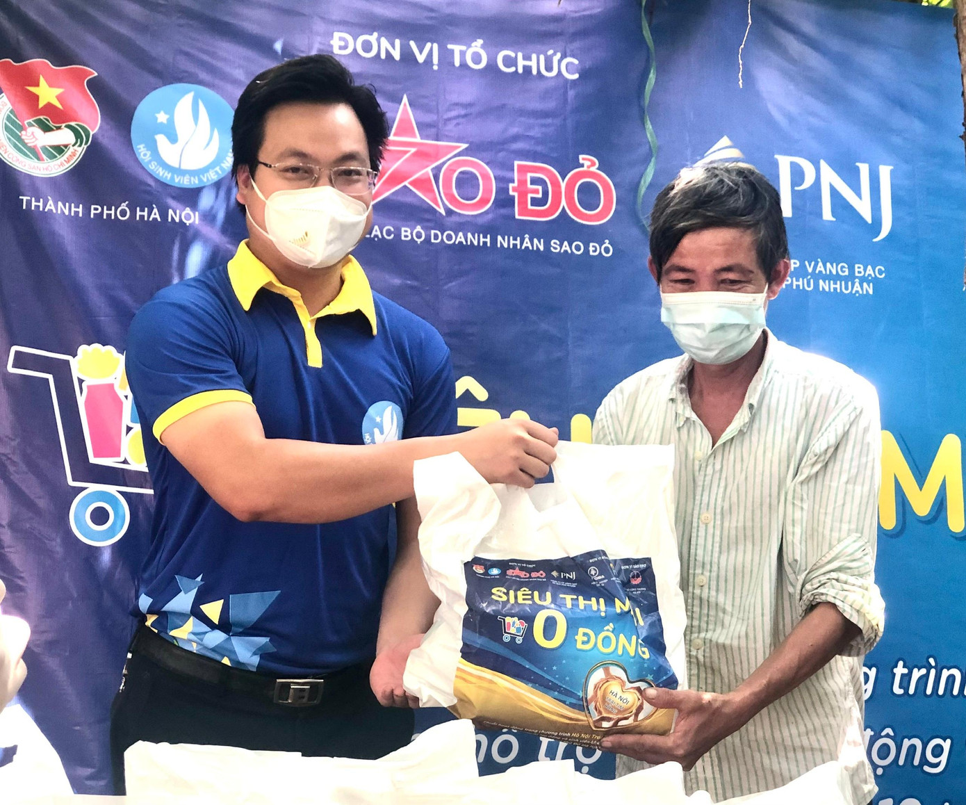 Anh Trần Quang Hưng, Phó Bí thư Thành Đoàn, Chủ tịch Hội Sinh viên TP Hà Nội trao nhu yếu phẩm cho cư dân &quot;xóm phao&quot; tại siêu thị 0 đồng