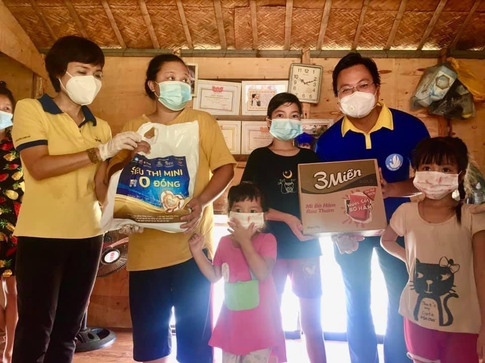 Anh Trần Quang Hưng, Phó Bí thư Thành Đoàn, Chủ tịch Hội Sinh viên TP Hà Nội mang siêu thị 0 đồng đến tận tay cho dân ngụ cư tại bãi giữa sông Hồng