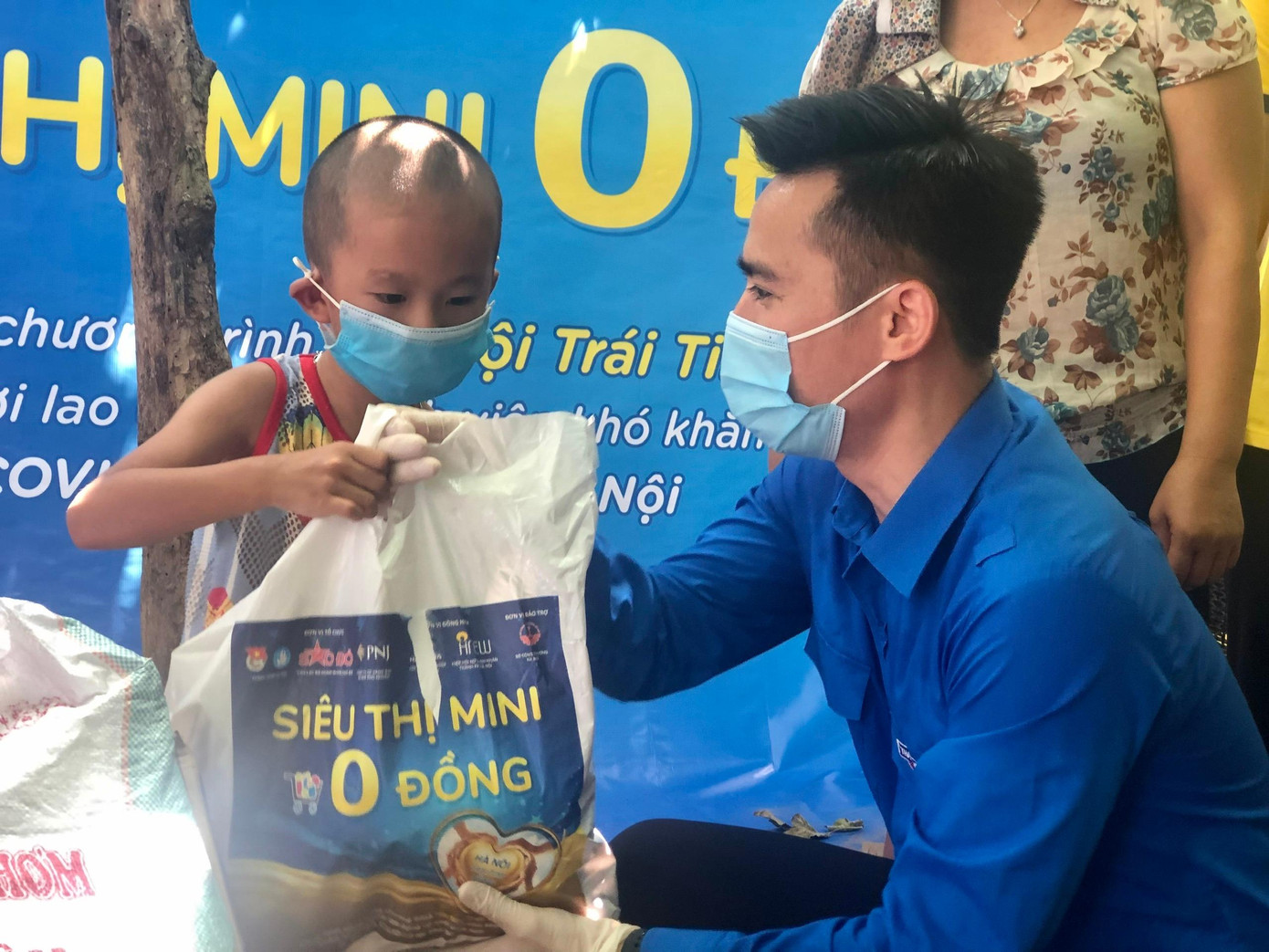 Em Trần Hiếu, 6 tuổi, bố mẹ bỏ đi từ sớm, em phải sống với bà ngoại tại &quot;xóm phao&quot;