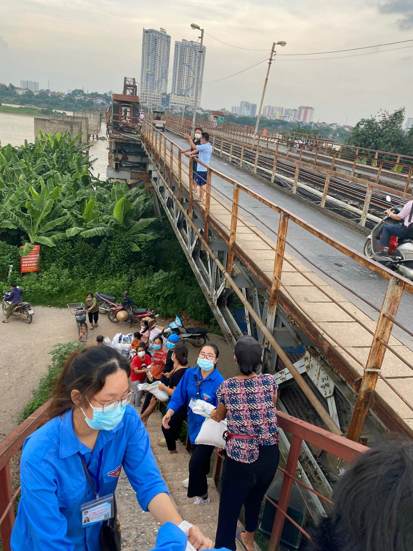 Thanh niên tình nguyện phường Ngọc Thụy, Long Biên, Hà Nội đã vận chuyện, bốc vác hàng hóa vào siêu thị 0 đồng tại &quot;xóm phao&quot;