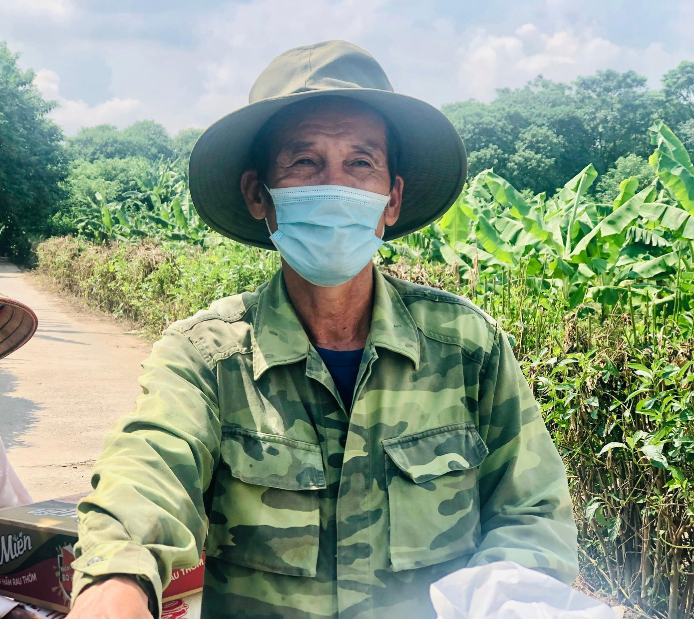 Ông Hải rưng rưng xúc động khi nhận được gạo để sống qua những ngày Hà Nội thực hiện giãn cách xã hội