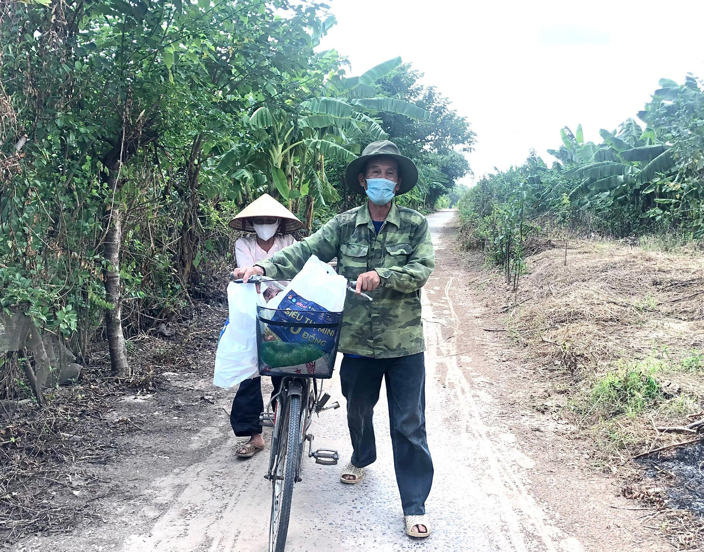 Ông Hải liêu xiêu chở gạo và nhu yếu phẩm giữa trưa nắng với niềm vui có cơm để ăn