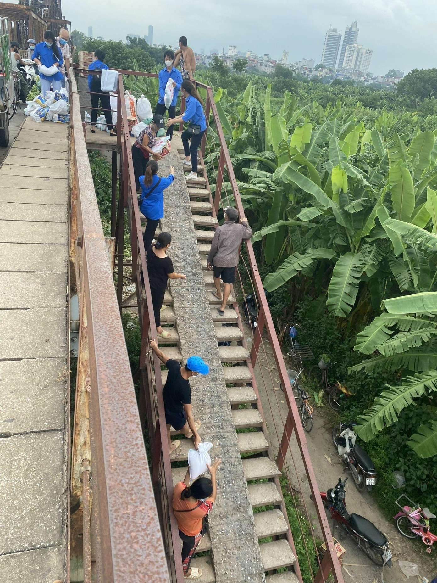 Thanh niên tình nguyện phường Ngọc Thụy, Long Biên, Hà Nội đã vận chuyện, bốc vác hàng hóa vào siêu thị 0 đồng tại &quot;xóm phao&quot;