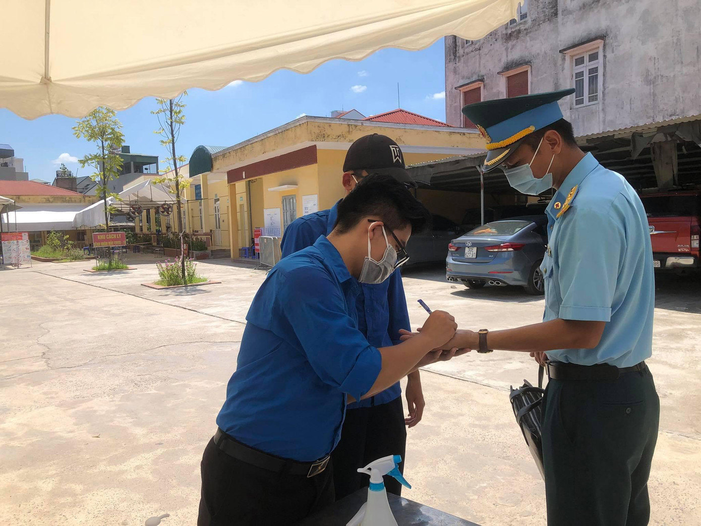 Thanh niên tình nguyện xã Vĩnh Quỳnh (Thanh Trì, Hà Nội) làm việc tại các chốt kiểm dịch Thanh niên tình nguyện xã Vĩnh Quỳnh (Thanh Trì, Hà Nội) làm việc tại các chốt kiểm dịch