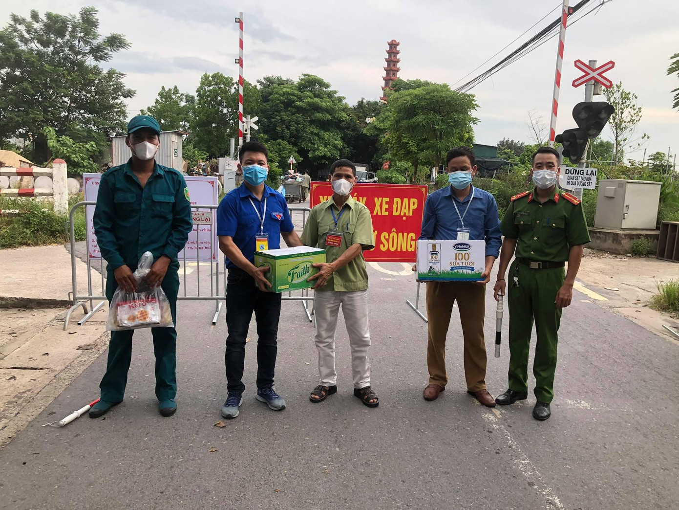 Anh Nguyễn Duy Bắc - Bí thư Đoàn xã Vĩnh Quỳnh (Thanh Trì, Hà Nội) (thứ hai, từ trái qua) trao tặng quà cho các chốt kiểm dịch Anh Nguyễn Duy Bắc - Bí thư Đoàn xã Vĩnh Quỳnh (Thanh Trì, Hà Nội) (thứ hai, từ trái qua) trao tặng quà cho các chốt kiểm dịch