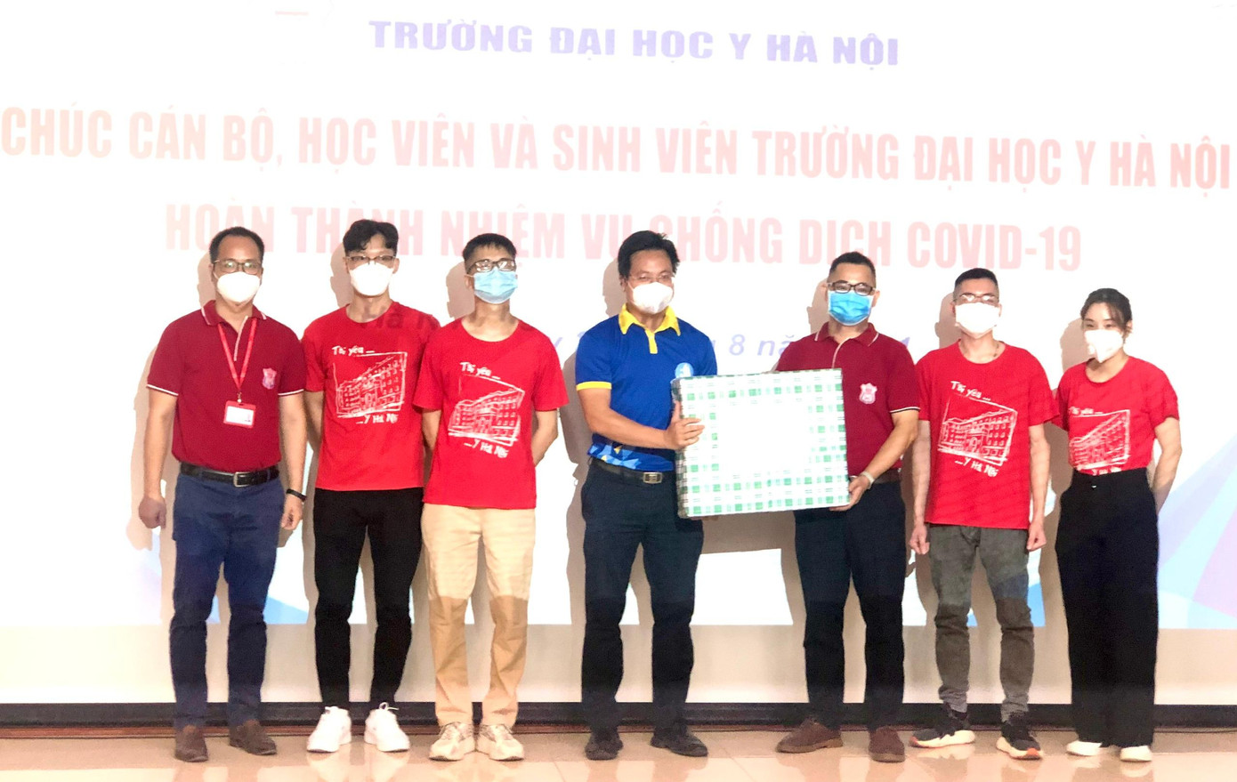 Anh Trần Quang Hưng, Phó Bí thư Thành Đoàn, Chủ tịch Hội Sinh viên TP Hà Nội tặng quà cho đoàn ĐH Y Hà Nội trước khi xuất quân vào miền Nam chống dịch