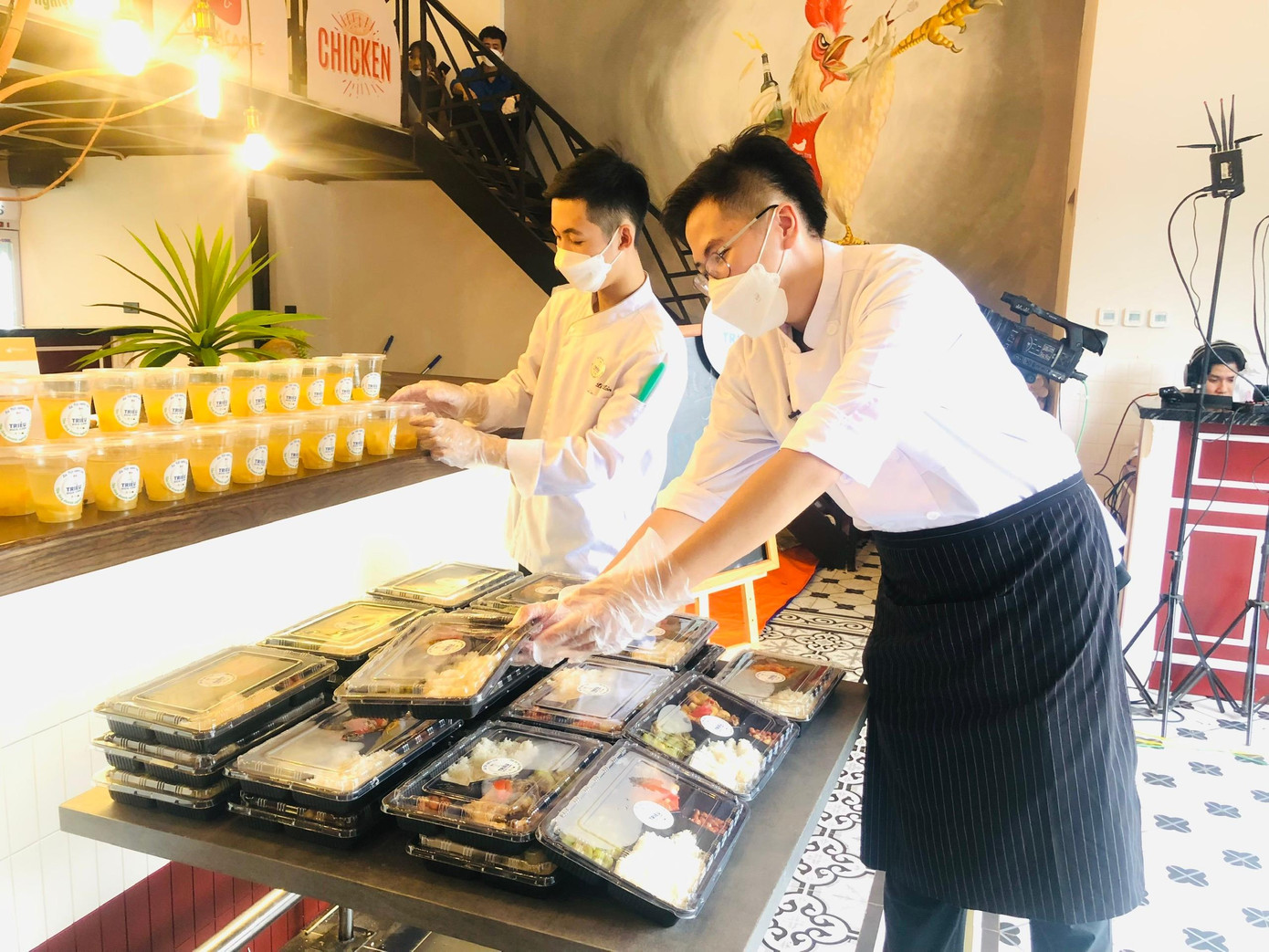 Anh Lưu An Dương, chủ bếp ăn bếp Ga La Carte (Long Biên, Hà Nội) chuẩn bị các suất ăn nghĩa tình