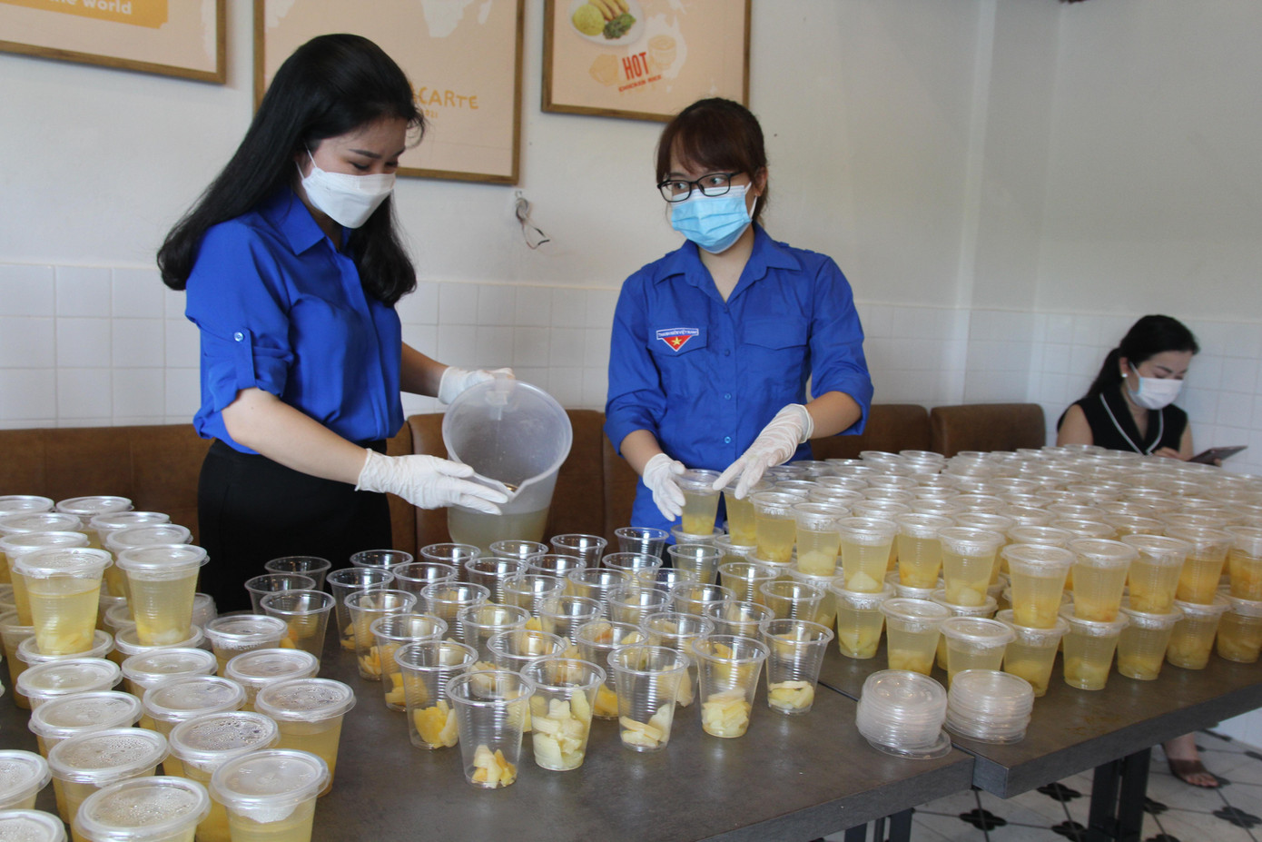 Bí thư Thành Đoàn Hà Nội Chu Hồng Minh chuẩn bị các suất cơm trong chương trình Triệu bữa cơm - Hà Nội nghĩa tình Bí thư Thành Đoàn Hà Nội Chu Hồng Minh chuẩn bị các suất cơm trong chương trình Triệu bữa cơm - Hà Nội nghĩa tình