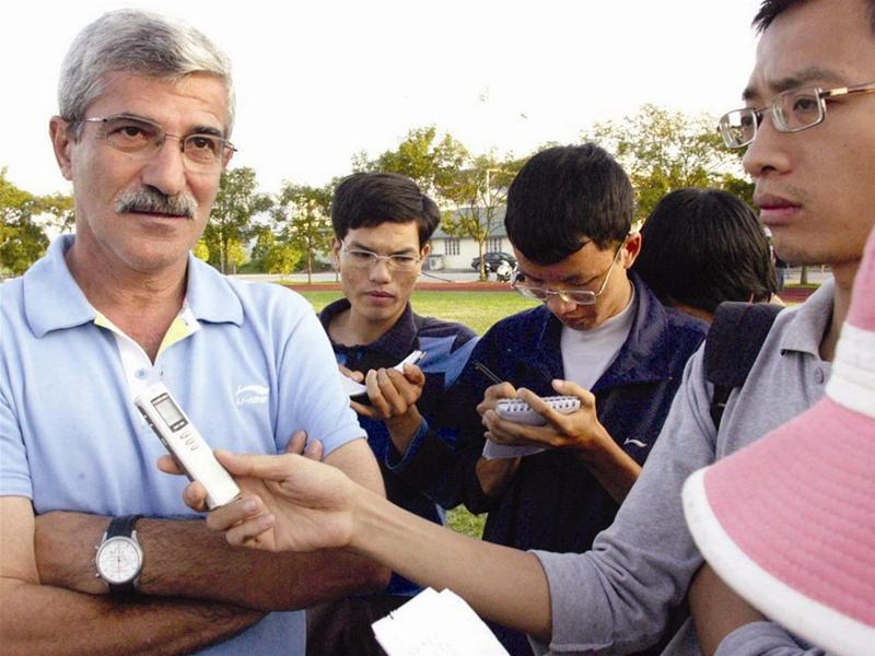 HLV Calisto nhận được sự quan tâm đặc biệt của báo chí khi luôn mang lại bất ngờ - Ảnh: Phạm Yên