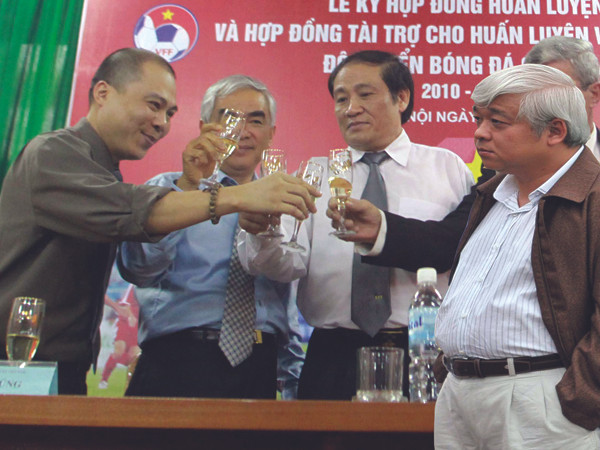 Pha cụng ly của bầu Kiên (ngoài cùng, phải) với chủ tịch AVG Phạm Nhật Vũ hơn một năm trước đây! Ảnh: VSI