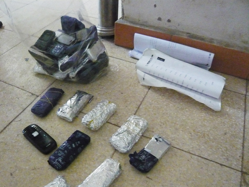 Điện thoại được bọc bằng giấy bạc và giấy than của lao động bị thu giữ