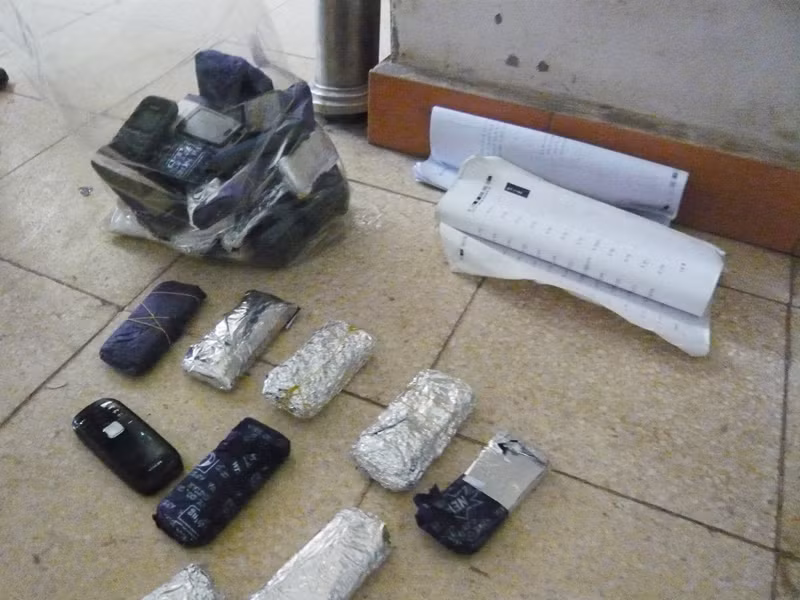 Điện thoại được bọc bằng giấy bạc và giấy than của lao động bị thu giữ