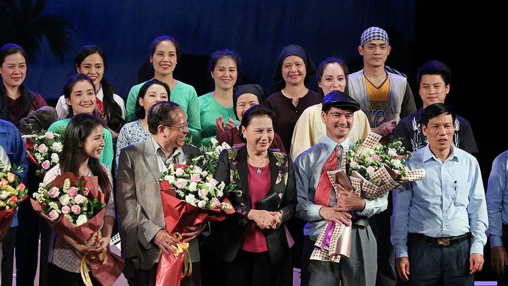 Khán giả chật kín xem ‘Bệnh sĩ’ của Lưu Quang Vũ ảnh 1