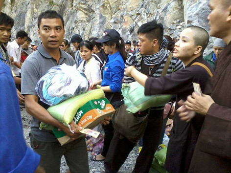 Người dân huyện Tuyên Hóa (Quảng Bình) nhận quà của CLB Nét bút xanh. ảnh: Trương Vũ. Người dân huyện Tuyên Hóa (Quảng Bình) nhận quà của CLB Nét bút xanh. ảnh: Trương Vũ