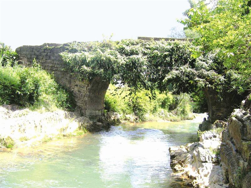 Cầu vẫn được sử dụng là phương tiện duy nhất để nhân dân thôn Cốc Khoác qua suối sang thị trấn Hùng Quốc Cầu vẫn được sử dụng là phương tiện duy nhất để nhân dân thôn Cốc Khoác qua suối sang thị trấn Hùng Quốc