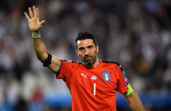 Buffon bật khóc khi Italia dừng chân ở tứ kết ảnh 7