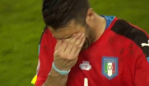Buffon bật khóc khi Italia dừng chân ở tứ kết ảnh 3