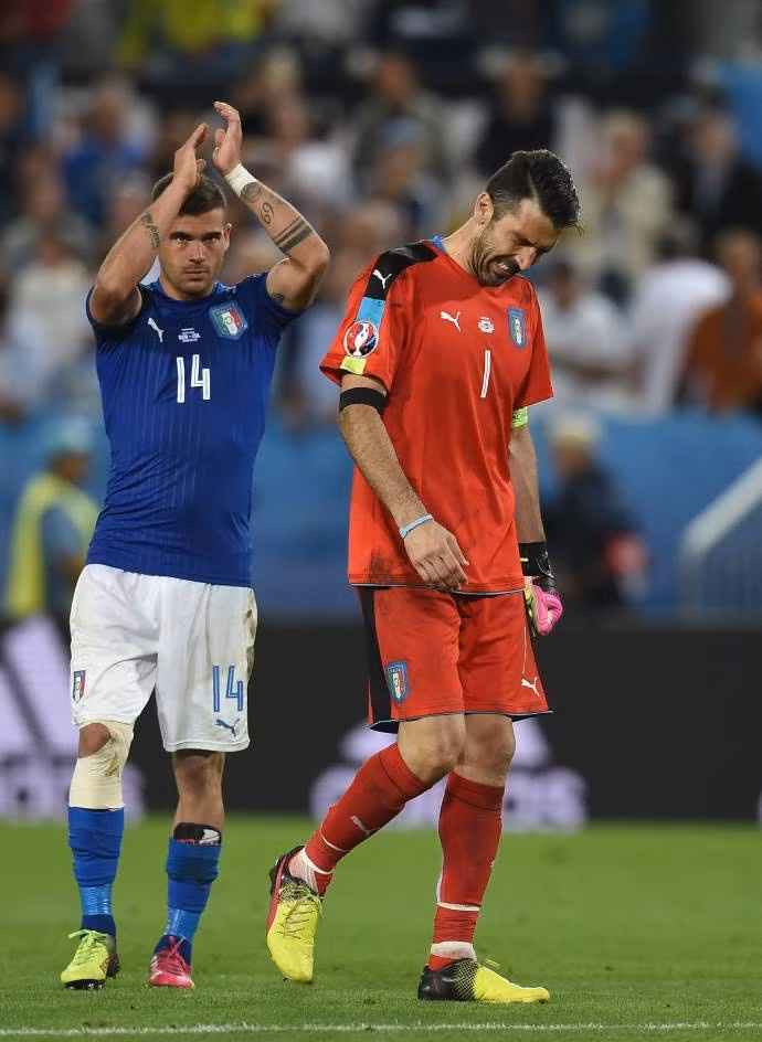 Buffon bật khóc khi Italia dừng chân ở tứ kết ảnh 5