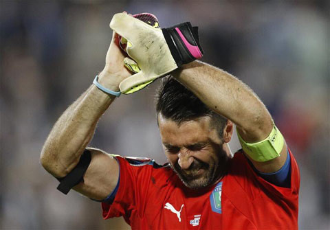 Buffon bật khóc khi Italia dừng chân ở tứ kết ảnh 2