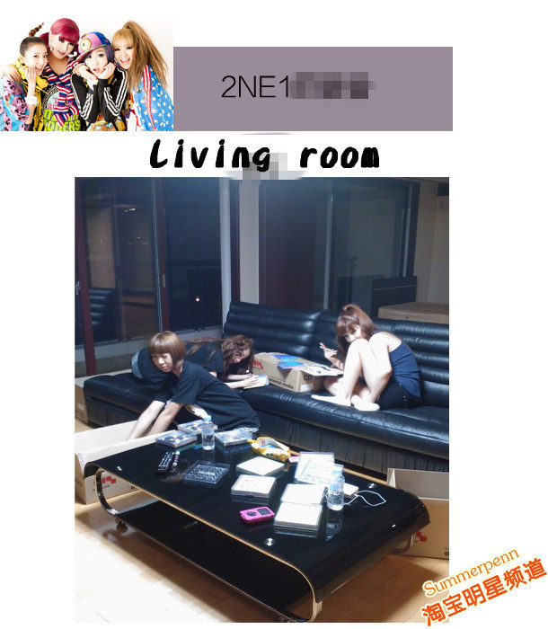 Đứng ở ban công có thể nhìn ra sông Hàn. Đúng theo phong cách của các cô nàng này, phòng khách cũng rất cá tính. Phòng ngủ.