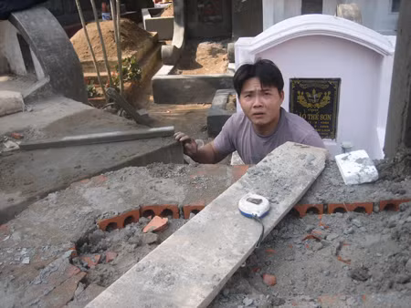 Vừa xây vừa trát là “kỹ nghệ” và cũng là yêu cầu của những thợ xây mộ