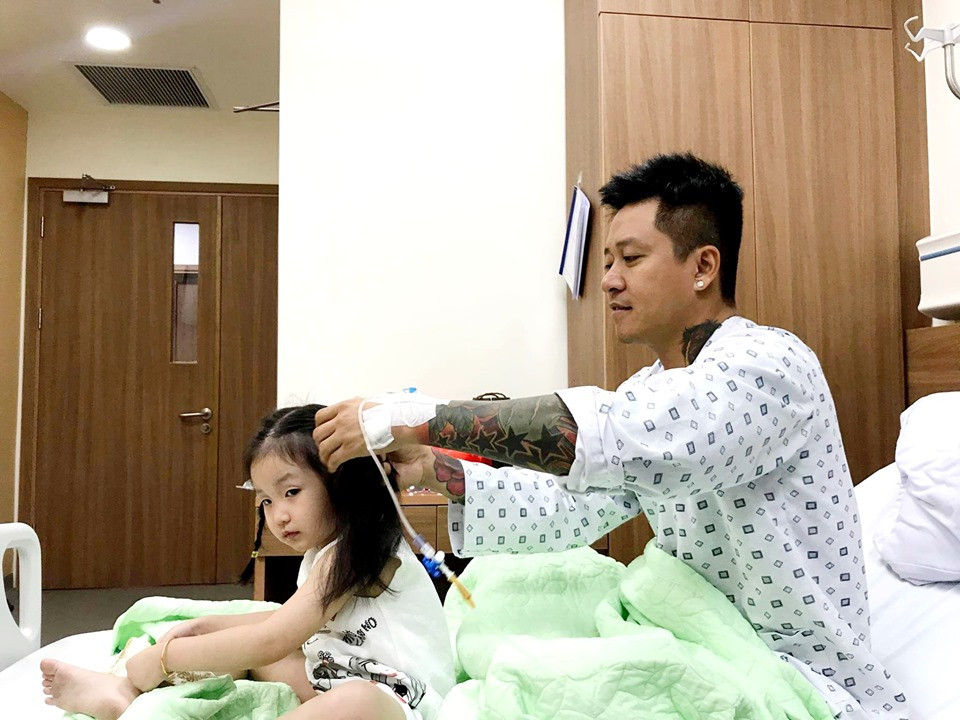 Showbiz 11/10: Cựu vương Malaysia phủ nhận bỏ rơi vợ hoa hậu Moscow ảnh 2