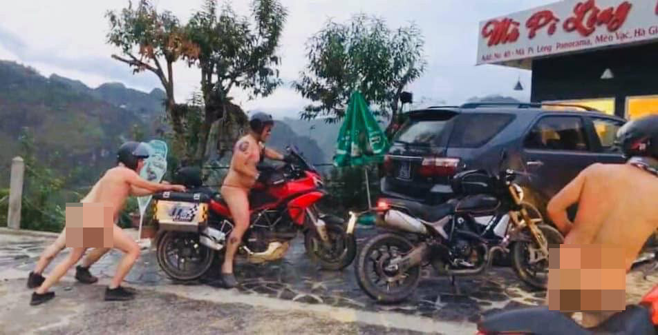 4 người đàn ông khỏa thân chạy xe máy, chụp hình ở Mã Pì Lèng gây phẫn nộ ảnh 1