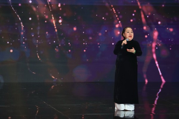 Showbiz 7/10: Giám khảo Britain's Got Talent mặc xuyên thấu khi mang bầu gây sốc ảnh 3