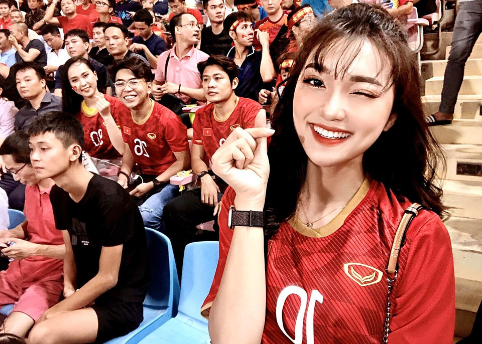 Dàn bạn gái hotgirl của cầu thủ Việt chia sẻ gì sau chiến thắng? ảnh 3
