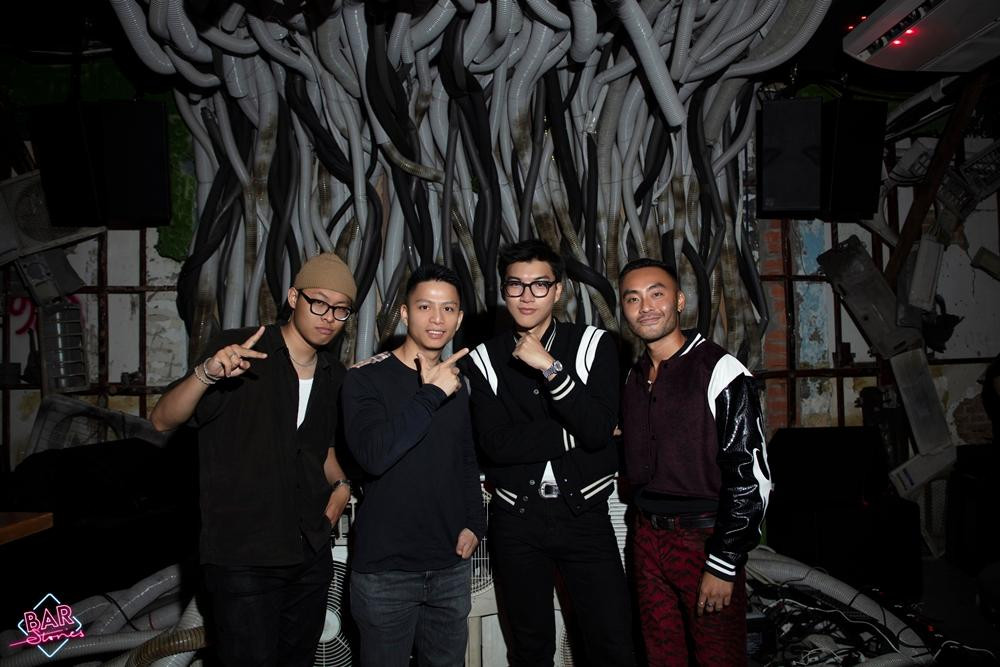 Hiếu PC, Dustin Phúc Nguyễn và những khách mời còn lại của tập mới nhất của Bar Stories. Hiếu PC, Dustin Phúc Nguyễn và những khách mời còn lại của tập mới nhất của Bar Stories.