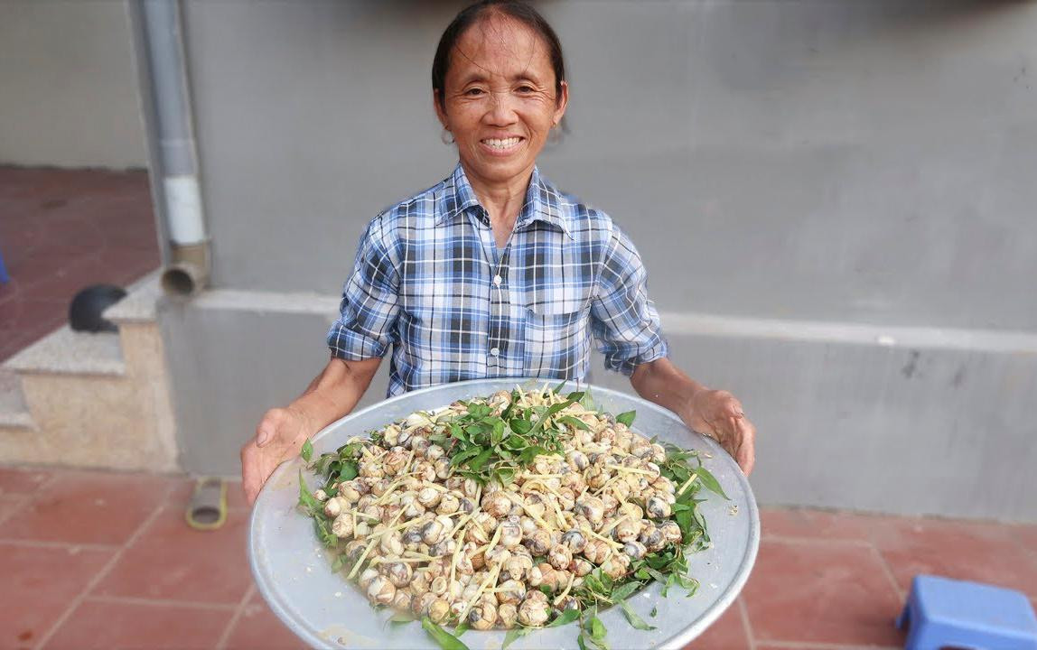 Các món ăn của Bà Tân đều nhiều và to. Các món ăn của Bà Tân đều nhiều và to.