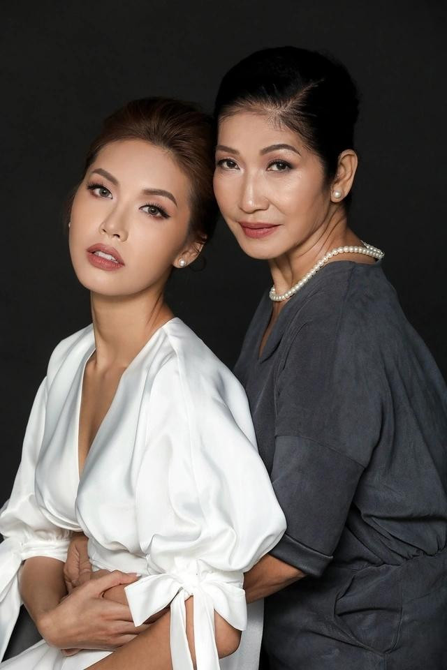 Mẹ Minh Tú cũng hay thúc giục con gái yên bề gia thất.