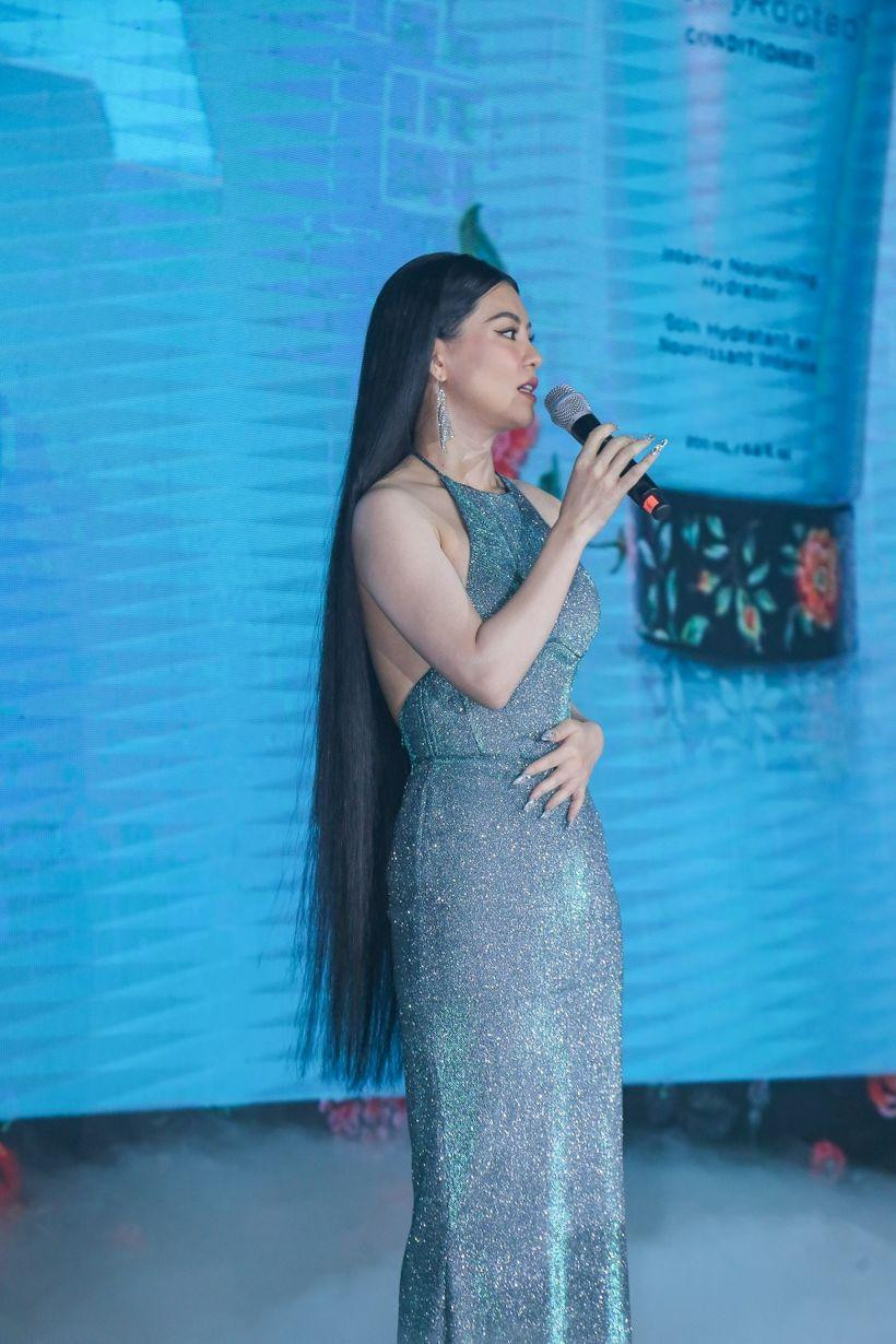 Cô sở hữu mái tóc dài quá eo.