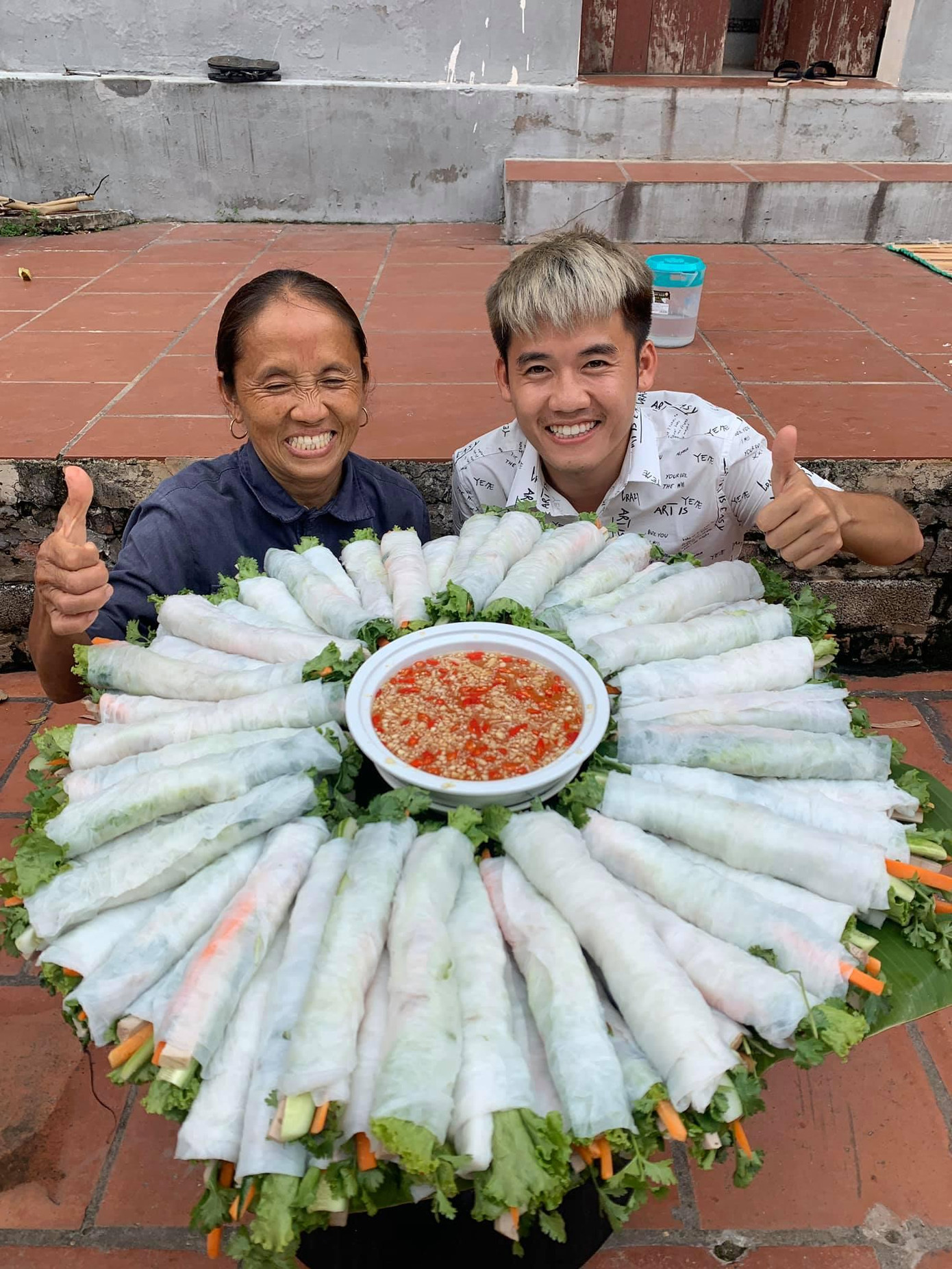 Bà Tân giới thiệu phở cuốn siêu to khổng lồ. Bà Tân giới thiệu phở cuốn siêu to khổng lồ.