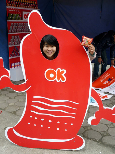  Ở đây, giới trẻ rất thoải mái đề cập đến vấn đề giới tính, sức khỏe sinh sản và cả tạo dáng với bao cao su