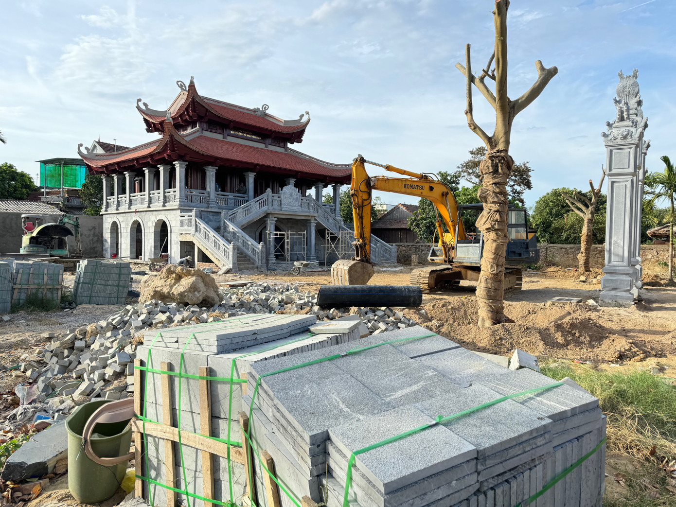 Tầng trệt của ngôi nhà sử dụng kết cấu bê tông cốt thép, ốp đá tự nhiên. Tổng diện tích xây dựng hơn 136m2, gồm một số không gian như: Sảnh đón, không gian tiếp đón, khu lễ tân quản lý, khu soạn lễ...