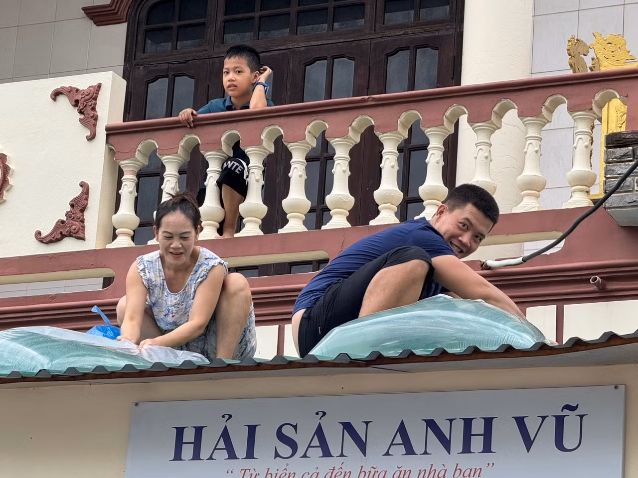 Dùng bao bóng đựng nước chống tốc mái là một sáng kiến rất hiệu quả.