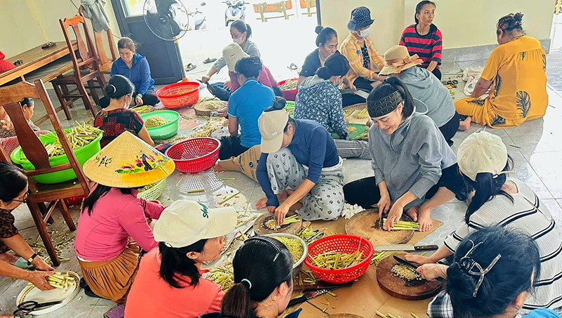 Người dân Quảng Bình làm ruốc sả gửi ra miền Bắc. Người dân Quảng Bình làm ruốc sả gửi ra miền Bắc.