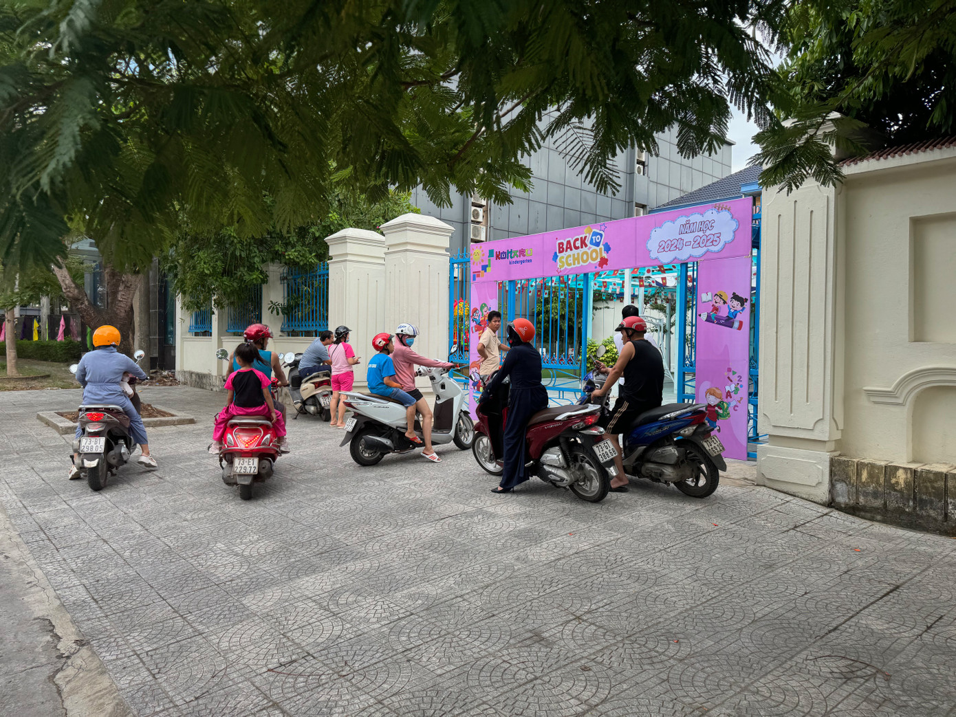 Cứ đúng giờ tan tầm của các cháu là xe rác lại tới xới xáo lấy rác, mùi xú uế tra tấn cô trò và cả phụ huynh.