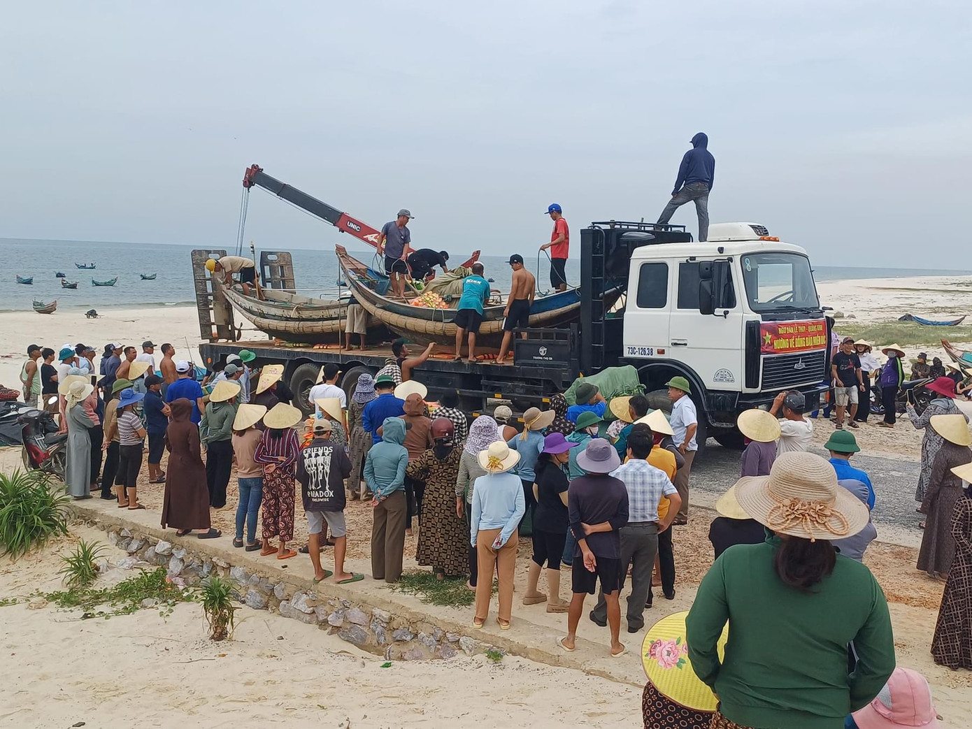 Đúng 15 giờ hôm nay, nhóm của anh Hùng đã lên đường, dự kiến rạng sáng mai có mặt tại Thái Nguyên. Ảnh Truyền hình Lệ Thuỷ.