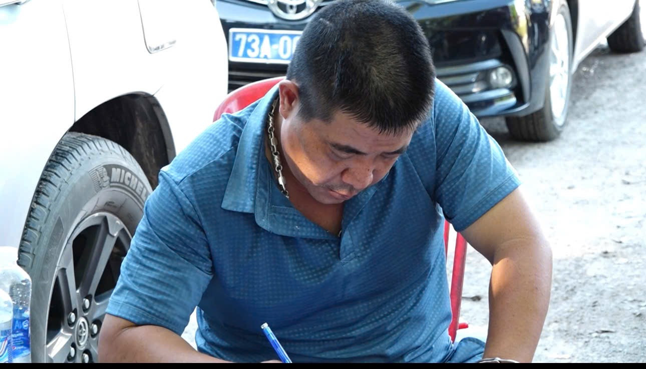 Đối tượng Mão và Huyên bị bắt trên đường vận chuyển ma tuý. Đối tượng Mão và Huyên bị bắt trên đường vận chuyển ma tuý.