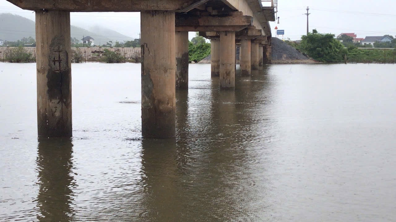 Mặc dù cầu yếu nhưng xe tải nặng vẫn thường xuyên qua lại trên cầu. Mặc dù cầu yếu nhưng xe tải nặng vẫn thường xuyên qua lại trên cầu.