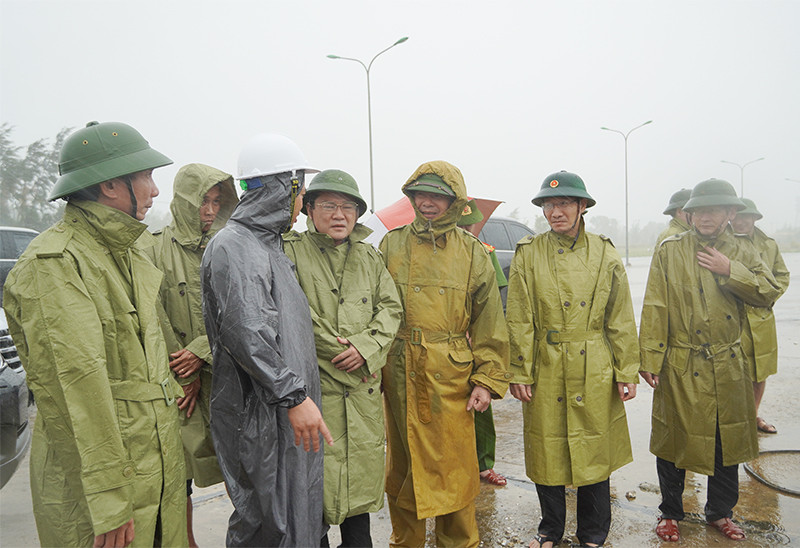 Ông Phan Phong Phú kiểm tra tình hình phòng chống bão số 4 tại TP. Đồng Hới và huyện Bố Trạch. Ông Phan Phong Phú kiểm tra tình hình phòng chống bão số 4 tại TP. Đồng Hới và huyện Bố Trạch.