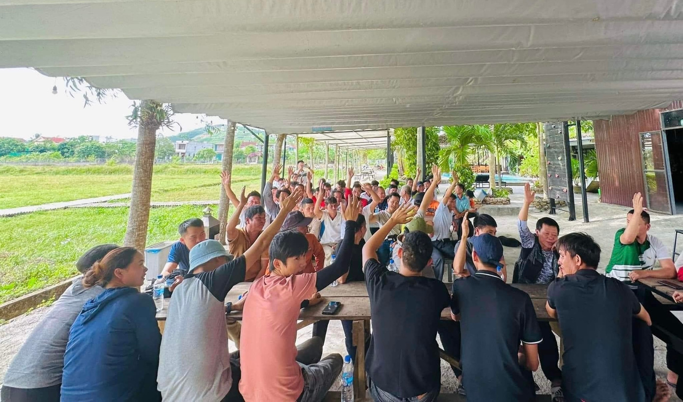 Hơn 40 thanh niên Phong Nha thể hiện quyết tâm trước khi lên đường.