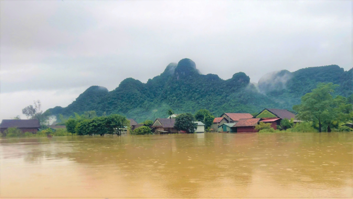 Nước lũ tràn về xã Tân Hoá gây ngập sâu từ 0,5-2m.