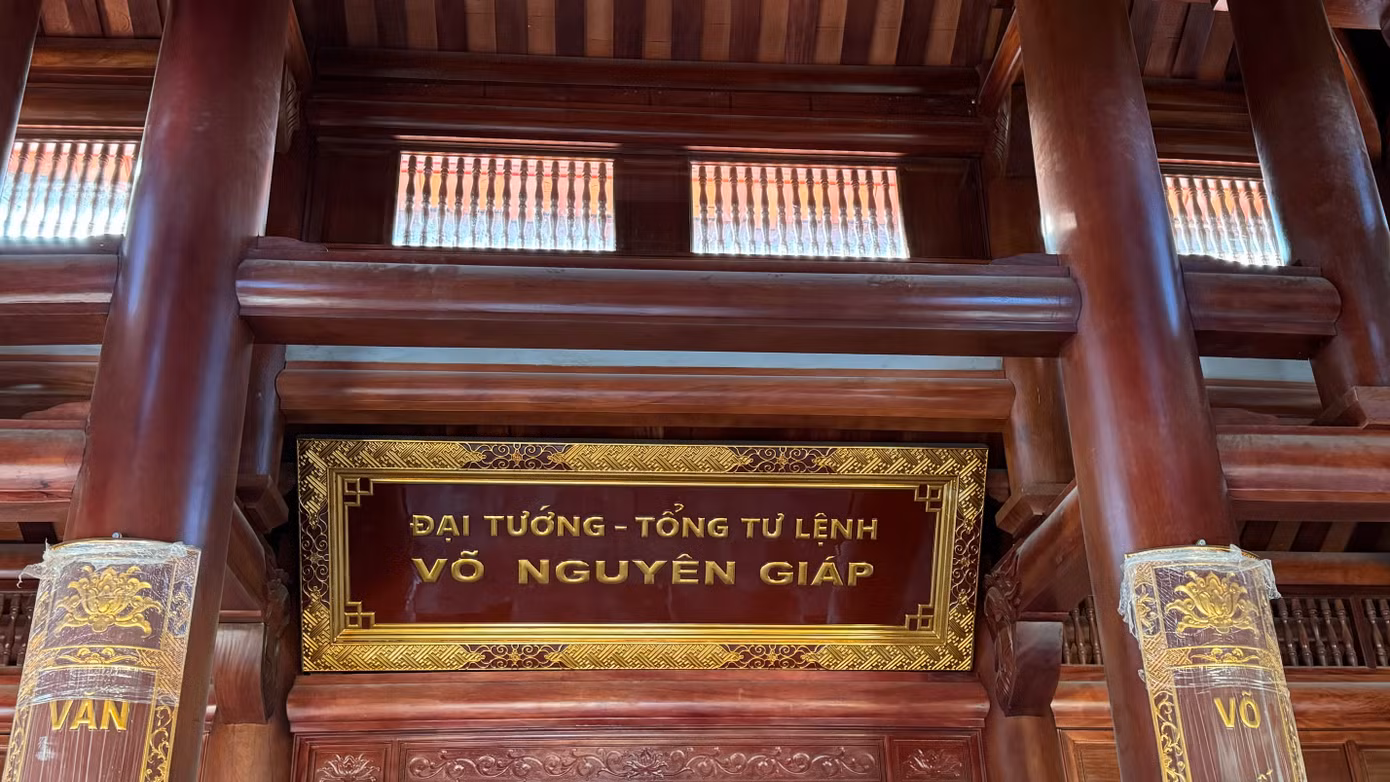 Ở gian giữa ngôi nhà có đôi câu đối: "Văn lo vận nước văn thành võ - Võ thấu lòng dân võ hoá văn" và chính giữa phía trên đề chữ: Đại tướng - Tổng Tư lệnh Võ Nguyên Giáp.