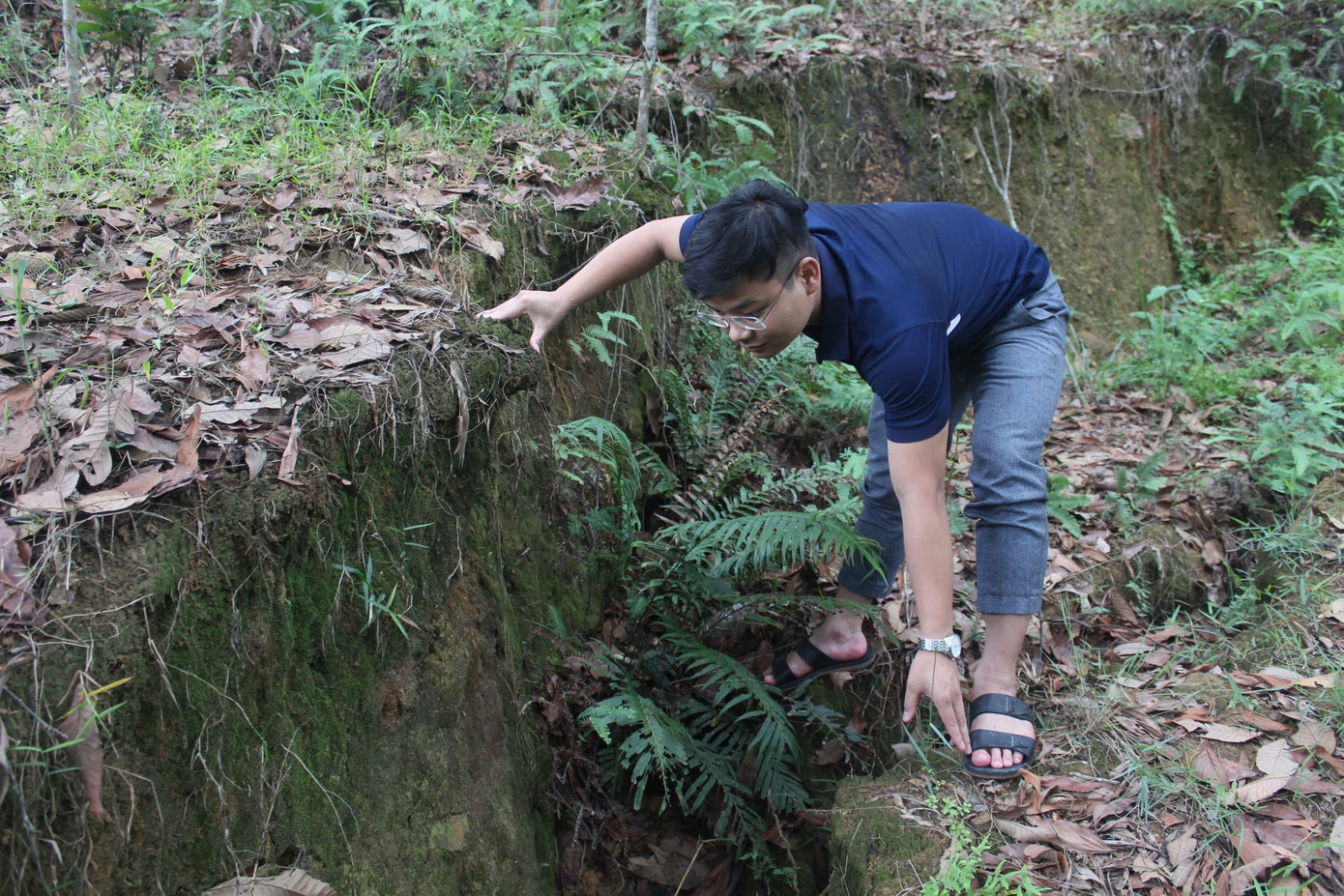 Vết nứt sâu và rộng kéo dài 200 m.