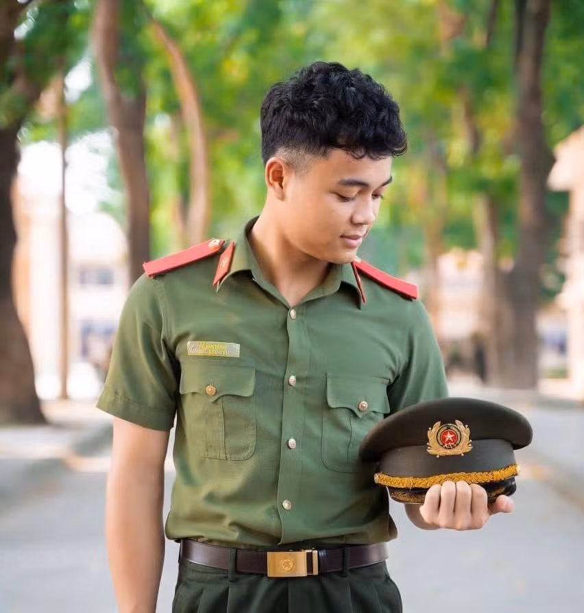 Em Minh trong bộ quân phục Công an.